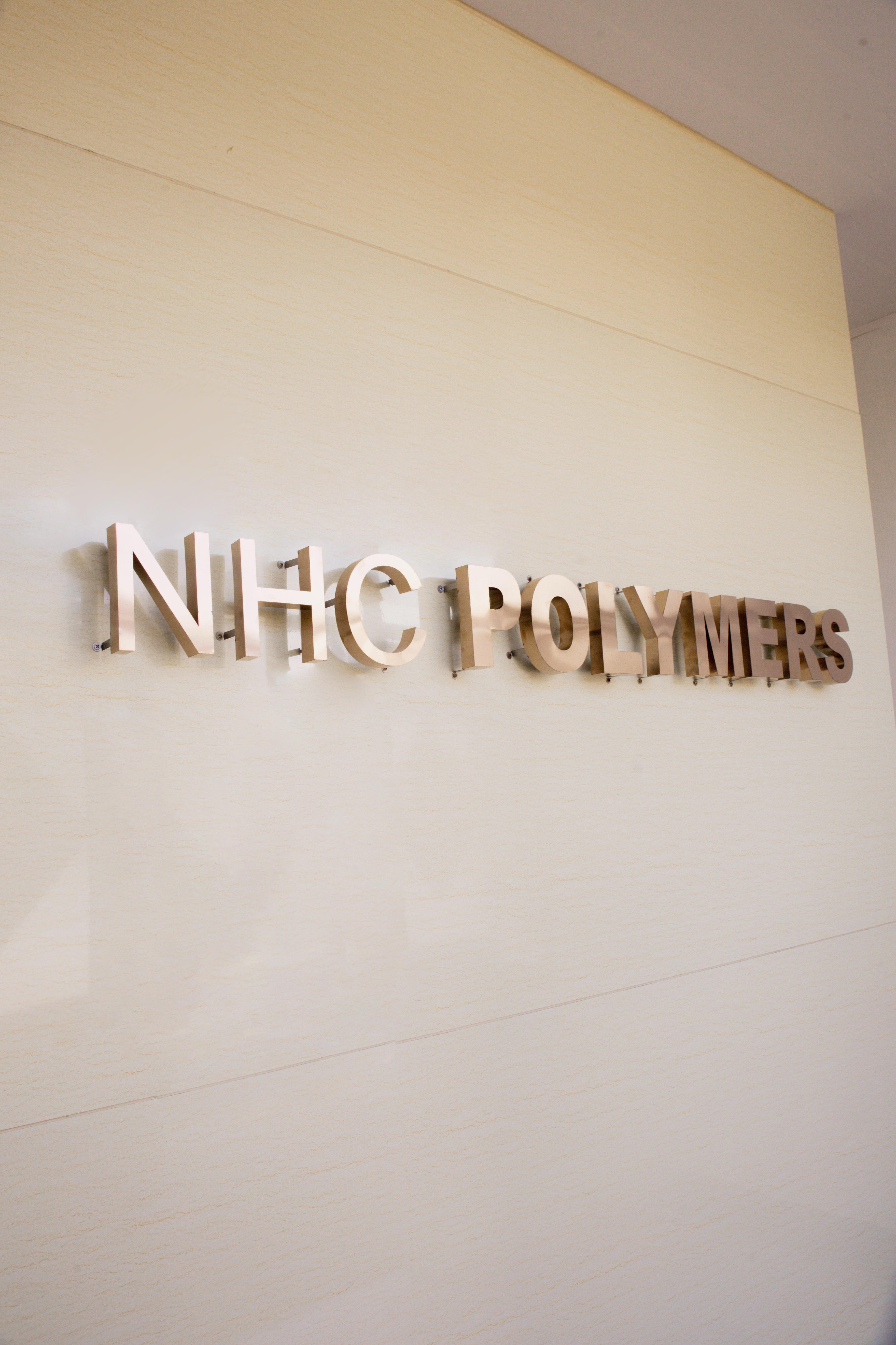 公司2017年成立伊始，我們?nèi)w員工就秉持 “匠心精神、創(chuàng)新思維”，深耕工程塑料中尼龍改性這一細(xì)分領(lǐng)域，并逐漸擴(kuò)展至其它工程塑料，專注于色彩、分散、混煉等技術(shù)的研發(fā)及創(chuàng)新。我們實(shí)時(shí)融合國內(nèi)外最新顏料科技，對(duì)設(shè)備及工藝進(jìn)行持續(xù)改進(jìn)。從外觀及性能兩方面，賦予塑料材料更驚艷視覺效果和更卓越的物理及化學(xué)性能。